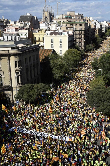 카탈루냐 독립 국민투표 앞두고 100만여명 시위 