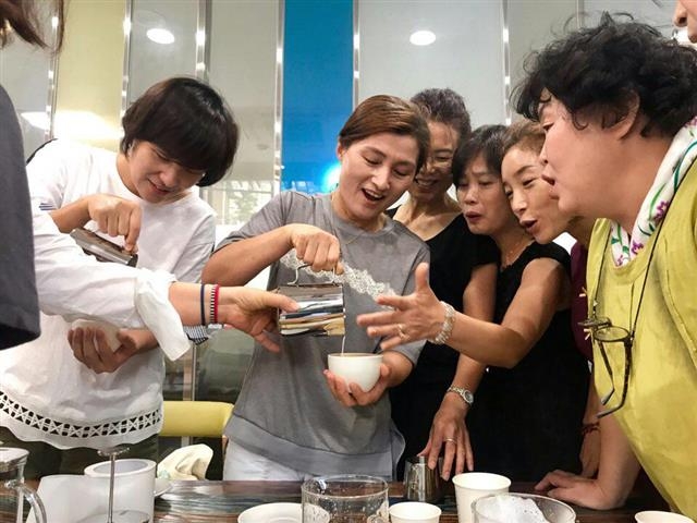 서울 서대문구 홍제3동에 있는 홍삼카페 동네배움터에서 주민들이 커피 만드는 법을 배우고 있다. 서대문구 제공