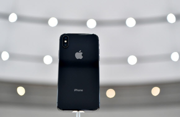 12일(현지시간) 미국 캘리포니아주 쿠퍼티노의 애플 신사옥에서 소개된 아이폰 10주년 기념 모델인 아이폰X. AFP 연합뉴스 