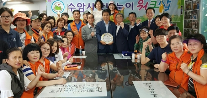 김광수 서울시의원(가운데)이 지난 3일 지역주민들과 함께한 자리에서 뉴타운 상계3구역 해산추진위원회로부터 감사패를 받고 있다.