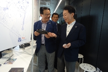 유찬종 서울시의원(왼쪽)이 8일 김정태 서울시의회 도시계획관리위원장(오른쪽)과 함께 종로지역 언론인을 초청, 세운상가 재생사업 1단계 마무리 공사현장을 둘러보고 있다.