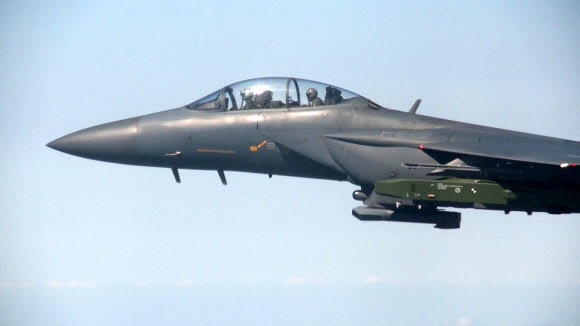 장거리 공대지 유도미사일 ’타우러스(TAURUS)’의 첫 실사격을 위해 공군 F-15K 전투기가 12일 오후 ’타우러스’를 장착하고 서해 상공을 비행하고 있다.    공군 제공