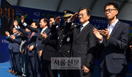 [서울포토] 해상 사열 받고 있는 문 대통령