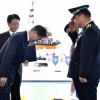 [서울포토] 문 대통령, ‘해양경찰의 날’ 유공자에 고개숙여 인사