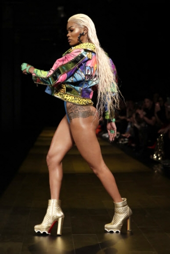 배우 겸 가수 테야나 테일러가 12일(현지시간) 미국 뉴욕에서 열리고 있는 ‘뉴욕 패션위크’중 ‘더 블론즈(The Blonds)’ 패션쇼에서 멋진 런웨이를 선보이고 있다.<br>EPA 연합뉴스