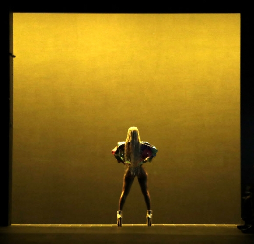 배우 겸 가수 테야나 테일러가 12일(현지시간) 미국 뉴욕에서 열리고 있는 ‘뉴욕 패션위크’중 ‘더 블론즈(The Blonds)’ 패션쇼에서 멋진 런웨이를 선보이고 있다.<br>EPA 연합뉴스