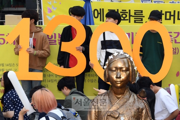 13일 서울 일본대사관 앞에서 열린 1300차 수요집회에 참석한 참석자들이 피켓을 들고 있다. 2017.9.13  박지환 기자 popocar@seoul.co.kr