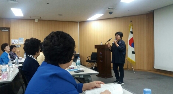 한명희 서울시의원이 11일 서울여성 아카데미에서 여성의 참여로 만들어가는 생활정치라는 주제로 강연을 하고 있다.