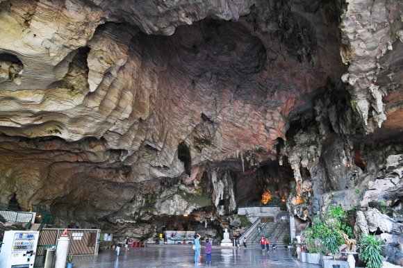 개방된 형태의 석회 동굴인 켁룩통.