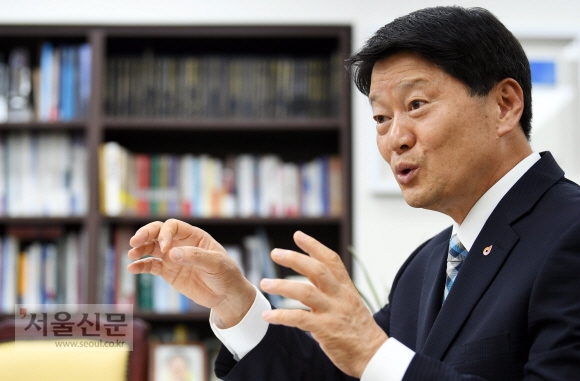 최창식 중구청장이 13일 서울 중구 창경궁로에 있는 구청 3층 집무실에서 ‘소프트웨어 행정’을 구현한 민선 5, 6기를 되짚고 있다. 박윤슬 기자 Seul@seoul.co.kr