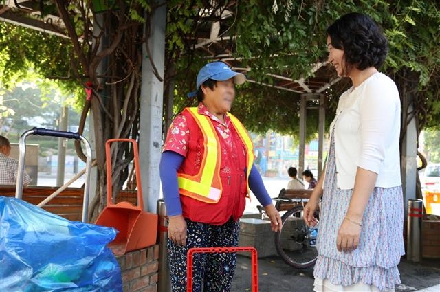 서울 구로구의 한 폐지 수집 노인이 안전보호를 위해 구에서 지급된 야광조끼를 입고 있다. 구로구 제공