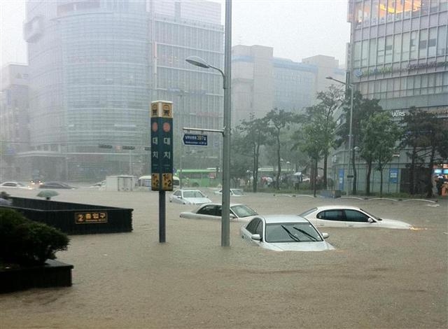 2011년 대치역 사거리에서 운행 중이던 차들이 호우로 빗물에 잠긴 모습.