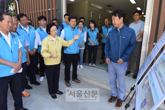 신연희(앞줄 왼쪽) 강남구청장이 13일 대치동 세텍 건물 인근에서 준공한 대치1빗물펌프장을 찾아 펌프장 완공으로 대치사거리의 상습 침수 문제가 근절됐다고 말하고 있다.  최해국 선임기자 seaworld@seoul.co.kr