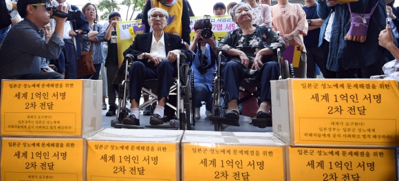1300번째 수요일… 위안부 할머니, 日대사관에 207만명 서명 전달