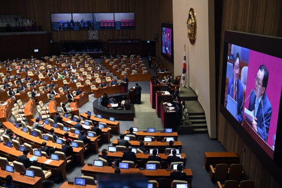 이낙연 국무총리가 13일 여의도 국회 본회의장에서 대정부질문에 나선 자유한국당 이채익 의원의 탈원전 정책에 대한 질문에 답변하고 있다. 강성남 선임기자 snk@seoul.co.kr