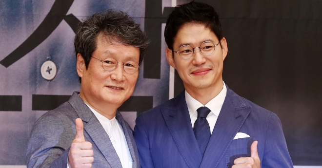 배우 문성근(왼쪽), 유준상이 20일 오후 서울 양천구 SBS사옥에서 열린 월화드라마 ‘조작’ 제작발표회에서 포즈를 취하고 있다. 2017.7.20  연합뉴스