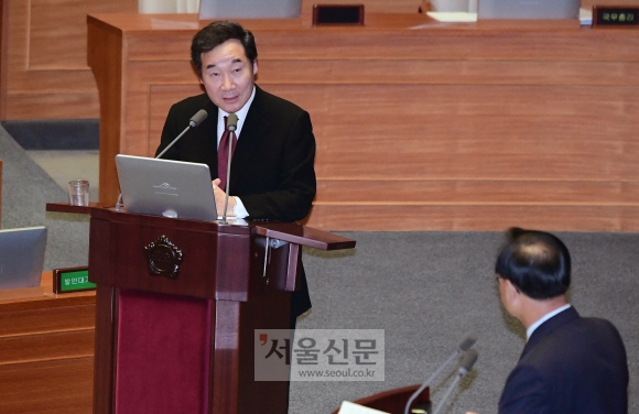 이낙연 국무총리가 14일 오후 국회 본회의에서 열린 교육·사회·문화 분야에 대한 대정부질문에서 의원 질의에 답변을 하고 있다. 이종원 선임기자 jongwon@seoul.co.kr