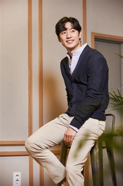 시나리오를 보자마자 옥분으로 대선배인 나문희를 떠올렸다는 이제훈은 “나문희 선생님에게 너무 감사하다”는 말을 거듭했다. “연기할 때 계획을 많이 짜는 편인데, 이번에 그런 게 없었어요. 나문희 선생님 연기를 보는 것만으로 제 안에서 무엇인가 충만해져 나오는 게 있었거든요. 선생님을 보면 일상의 삶이 연기에 그대로 묻어나오는 것 같아요. 저도 그런 배우가 됐으면 좋겠어요.” 리틀빅픽처스 제공