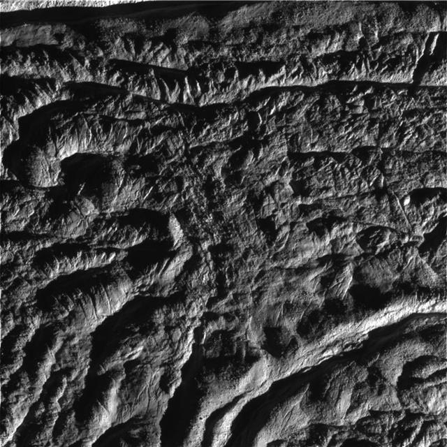 카시니호가 근접촬영한 토성의 위성 엔켈라두스 표면의 모습. AP 연합뉴스