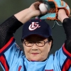‘무쇠팔’ 故최동원 6주기…사직구장서 모친이 시구