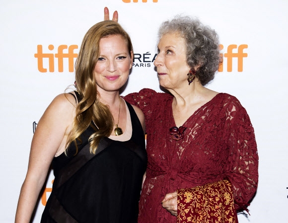 14일(현지시간) 캐나다 토론토에서 열린 ‘2017 토론토 국제 영화제’에서 작가 마가렛 애트우드(오른쪽)가 포토월에서 영화배우 겸 감독 사라 폴리에게 장난을 치고 있다. AP 연합뉴스