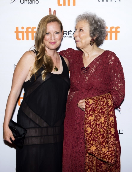 14일(현지시간) 캐나다 토론토에서 열린 ‘2017 토론토 국제 영화제’에서 작가 마가렛 애트우드(오른쪽)가 포토월에서 영화배우 겸 감독 사라 폴리에게 장난을 치고 있다. AP 연합뉴스