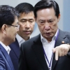 [서울포토] NSC 회의 전 대화하는 정의용 국가안보실장과 송영무 국방장관