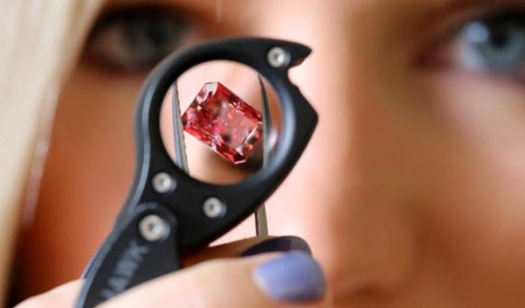홍콩서 세계 최대 ’빨간 다이아몬드’경매 홍콩에서 세계에서 가장 큰 적색 다이아몬드 중 하나가 경매에 부쳐진다. 15일 홍콩 사우스차이나모닝포스트(SCMP)에 따르면 세계적인 광산기업 리오틴토가 지난해 1월 서부 호주에서 채굴한 2.11캐럿 적색 다이아몬드 ’아가일 에버글로우’가 이달 경매에 부쳐진다.  적색 다이아몬드는 가장 희귀한 색깔의 다이아몬드로, 1년에 채굴되는 양이 평균 1캐럿에도 못 미친다. 또한, 일반 다이아몬드보다 훨씬 단단해 가공을 위해서는 특수 장비가 필요하다. 사진은 리오틴토가 채굴한 적색 다이아몬드 ’아가일 에버글로우’.  홍콩 사우스차이나모닝포스트(SCMP) 캡처=연합뉴스
