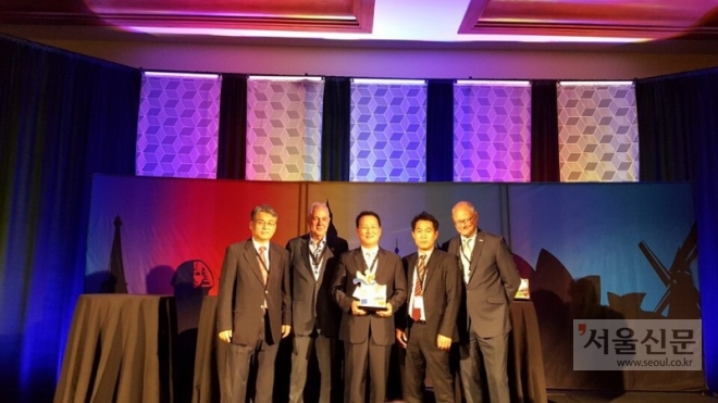 경남&#60284;하동군이 세계축제협회 총회에서 세계축제도시로 선정돼 공식깃발과 인증패를 받고 있다.