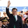 [서울포토] 손 번쩍 들어 인사하는 문재인 대통령