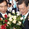 [서울포토] 꽃다발 든 문재인 대통령