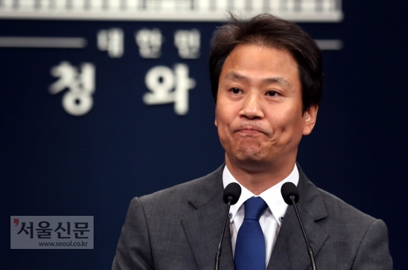 임종석 비서실장이 15일 청와대 브리핑룸에서 박성진 중소벤처기업부 장관 후보자의 사퇴와 관련한 입장을 발표한 뒤 굳은 표정을 짓고 있다. 안주영 기자 jya@seoul.co.kr