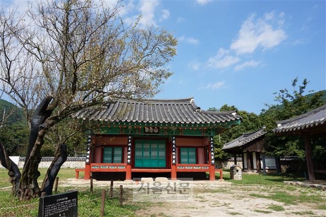 남명의 공부방 산천재. 선생이 심었다는 왼쪽의 남명매(南冥梅)는 벌써 이파리를 많이 떨구었다.