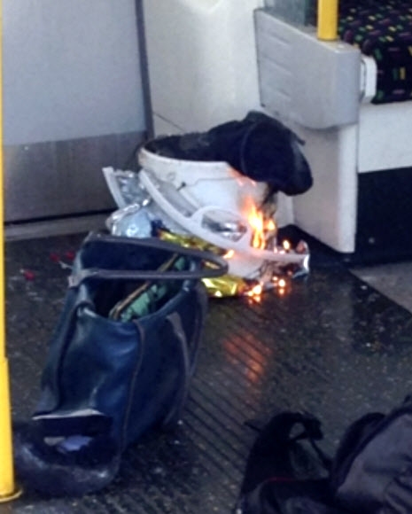 15일(현지시간) 영국 런던 남부 파슨스 그린 지하철역에 있던 지하철 객차에서 폭발로 추정되는 테러가 일어나 수많은 시민이 다쳤다. 사진은 폭발 원인으로 추정되는 흰색 통. AP 연합뉴스