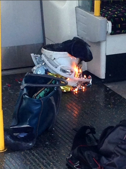 15일(현지시간) 영국 런던 파슨스 그린 지하철역의 객차에서 발생한 폭발 테러의 진원지로 알려진 흰색 통의 모습을 한 시민이 촬영해 사회관계망서비스(SNS)에 올린 모습. 경찰은 사제기폭장치가 폭발한 것으로 추정된다고 밝혔다.  런던 AFP 연합뉴스
