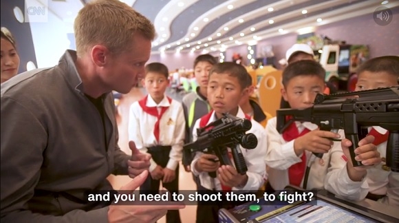 CNN ‘미지의 국가:북한 속으로’ 다큐멘터리 미국 CNN 기자가 북한 아이들에게 “내가 만약 미국인이라면 나를 쏘겠느냐”고 묻자 아이들은 대번에 “네”라고 답했다. 출처=CNN 홈페이지 화면 캡처