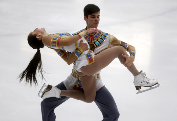 이스라엘 Adel Tankova와 Ronald Zilberberg가 16일(현지시간) 미국 유타주 솔트레이크시티에서 열린 ‘the U.S. International Figure Skating Classic’ 프리 댄스 프로그램 중 멋진 연기를 펼치고 있다. AP 연합뉴스