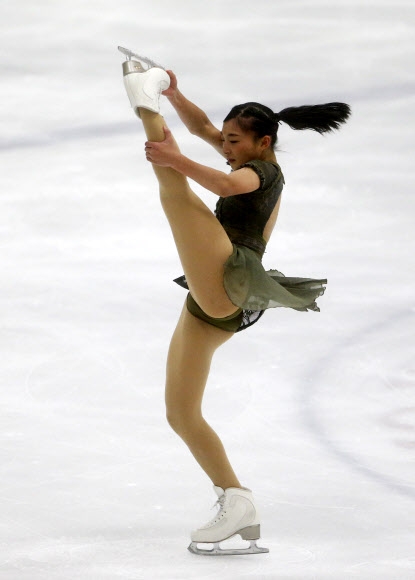 일본 Kaori Sakamoto가 16일(현지시간) 미국 유타주 솔트레이크시티에서 열린 ‘The U.S. International Figure Skating Classic’ 프리 스케이트 프로그램 중 멋진 연기를 펼치고 있다. AP 연합뉴스