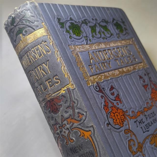 1914년에 영국에서 출판된 안데르센 동화집. 하드커버에 음각을 새기고 채색을 넣은 호화 장정으로 만들어진 이 책은 당시에도 적지 않은 가격이었을 것이다.