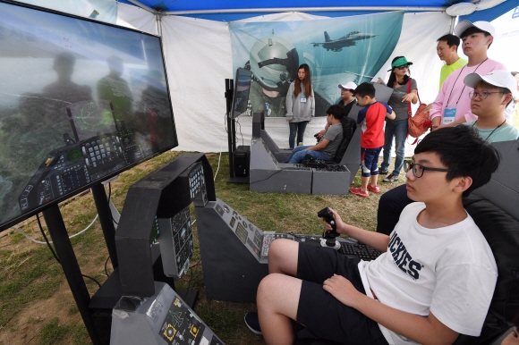 한 학생이 F16 전투기 비행 시뮬레이터에 앉아 조종간을 직접 조작하고 있다. 밀양 도준석 기자 pado@seoul.co.kr