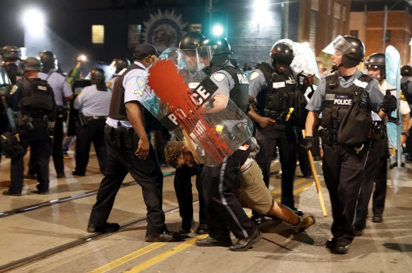 미국 미주리주 세인트루이스 시내에서 흑인 운전자를 총으로 쏴 숨지게 한 전직 백인 경관에 대한 무죄 판결이 내려지자 거리로 쏟아져 나온 시위대를 16일(현지시간) 경찰이 진압하고 있다. 이날 시위대 1000여명은 ‘흑인 생명도 중요하다’고 쓴 피켓 등을 들고 법원 판결에 항의하는 시위를 벌였으며 경찰이 최루탄을 쏘며 해산하는 과정에서 33명이 연행되고 경찰관 10여명이 다쳤다. 세인트루이스 AP 연합뉴스