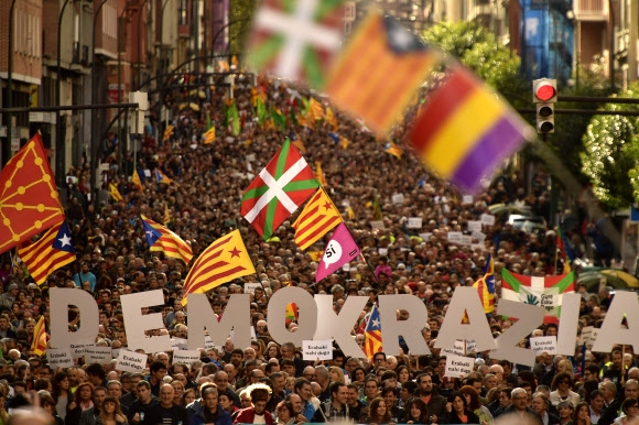 “분리 독립 찬성” 대규모 집회  16일(현지시간) 스페인 북부 바스크 지방에 있는 빌바오에서 카탈루냐의 분리독립을 찬성하는 시민들이 카탈루냐 독립기인 ‘에스텔라다’와 바스크 독립기를 흔들며 시위를 벌이고 있다. 이날 카탈루냐의 자치단체장 700여명은 내달 1일로 예정된 분리독립 찬반투표를 예정대로 진행하겠다고 결의했다.  빌바오 AP 연합뉴스