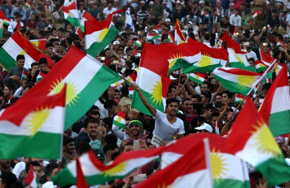 “분리 독립 찬성” 대규모 집회  16일(현지시간) 이라크 북부 쿠르드 자치구인 아르빌에서 쿠르드족들이 자치정부 깃발을 흔들며 오는 25일에 있을 이라크 쿠르드자치정부(KRG) 분리독립투표에 참여할 것을 촉구하는 시위를 하고 있다. 아르빌 AFP 연합뉴스