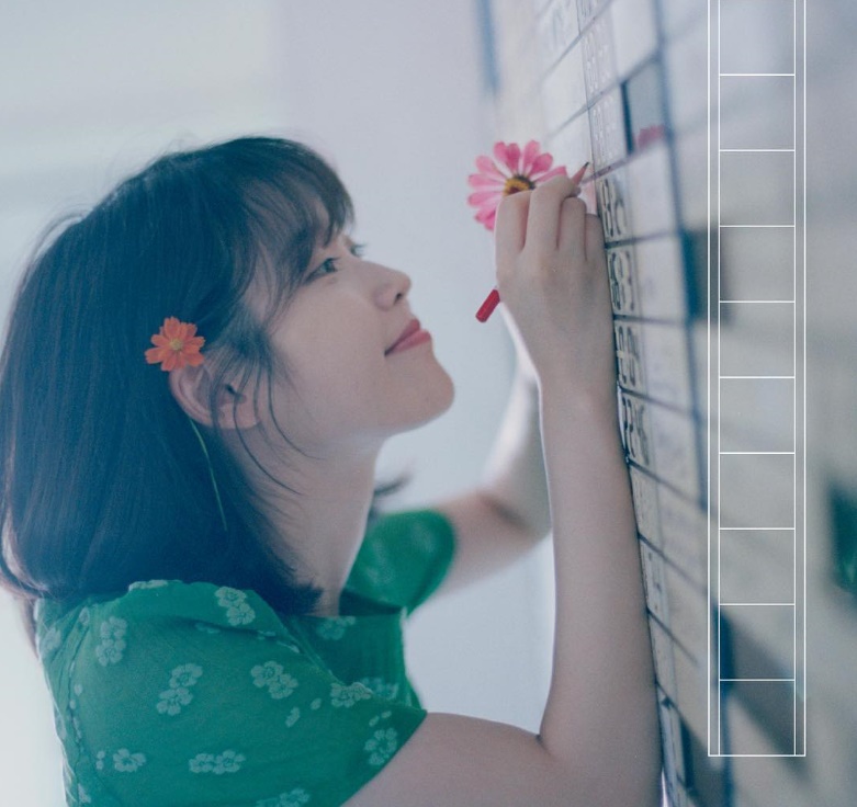 아이유 '꽃갈피 둘' 발매 지연 “故 김광석 곡 제외하기로”