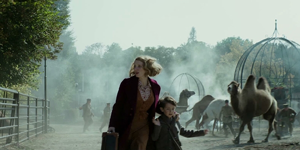 영화 ‘주키퍼스 와이프’ 메인 예고편의 한 장면.