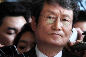 문성근 검찰 출석 “MB 국정원 블랙리스트 경악…이명박도 소환 조사하라”