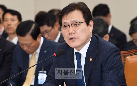 18일 오전 열린 국회 정무위원회 전체회의에서 최종구 금융위원장이 의원들의 질문에 답변을 하고 있다.  이종원 선임기자 jongwon@seoul.co.kr