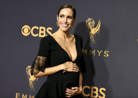 루이즈 로가 17일(현지시간) 미국 로스앤젤레스 마이크로소프트 극장에서 열린 ‘제69회 에미상’ 시상식에 참석해 포즈를 취하고 있다. AP 연합뉴스