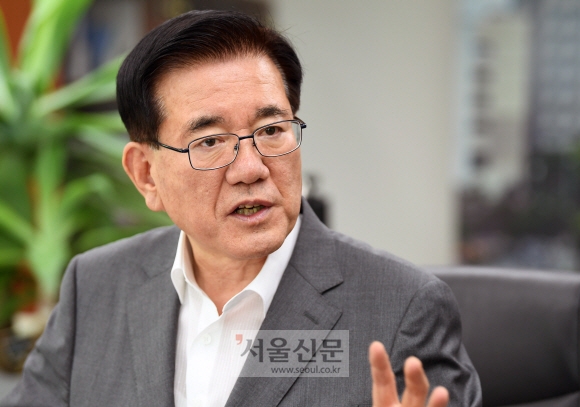 유덕열 서울 동대문구청장이 18일 구청에서 서울신문과 인터뷰를 갖고 동대문의 발전 철학과 성과에 대해 이야기하고 있다. 이호정 전문기자 hojeong@seoul.co.kr