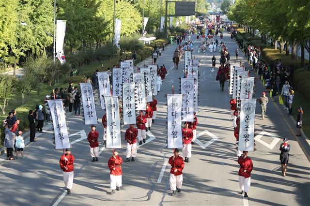 지난해 서울 송파구 위례성대로에서 열린 ‘2016 한성백제문화제’에서 2000여년 전 역사와 문화를 재현한 대규모 거리 행렬이 진행되고 있다. 송파구 제공